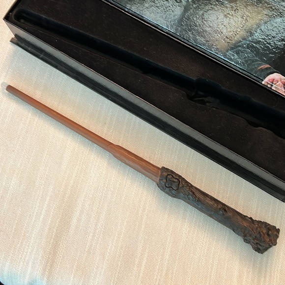 Harry Potter’s Wand That Lights Up 14 Inches long Noble Collection - Picture 2 of 11